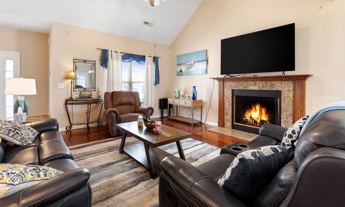 Socastee Casa | Stately home close to the beach & activities with private fishing dock & W/D