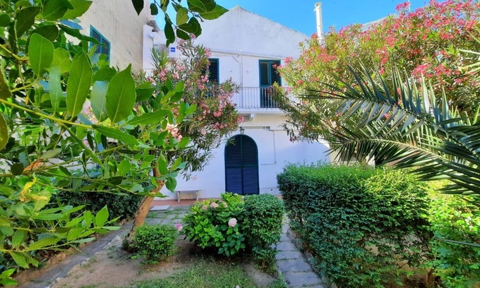 Vasto Casa | una casa de campo en el centro, con jardín