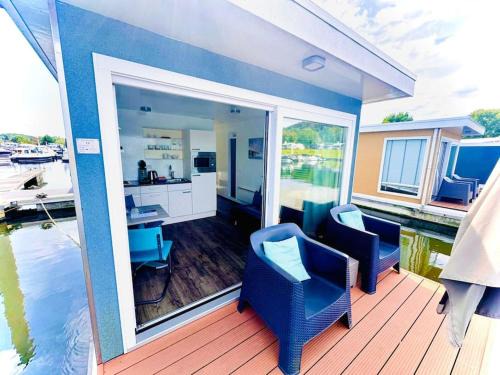 Heugum Casa | 'Statia' Cozy & Romantic Houseboat in Maastricht