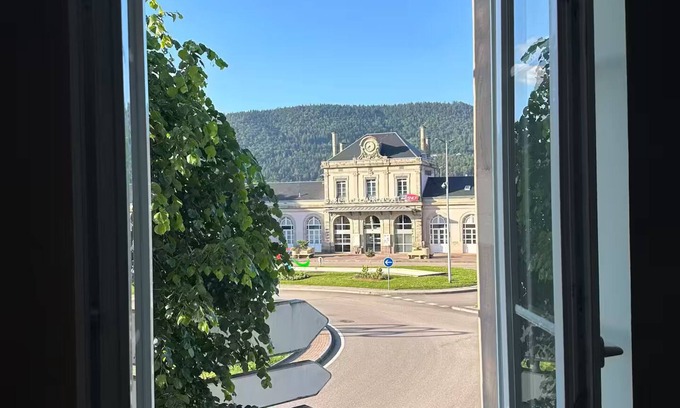 Remiremont Apartamento | Station apartment. Whole house: Remiremont, France
