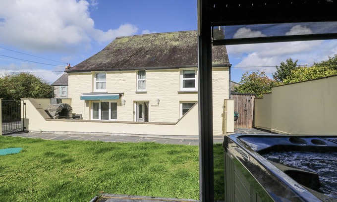 Cilgerran Cabaña | STATION HALL, pet friendly, country holiday cottage in Cilgerran