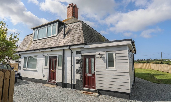 Llanfaelog Casa | STATION HOUSE, pet friendly, character holiday cottage in Rhosneigr
