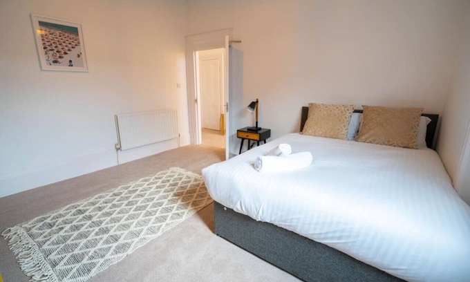 Redcar Apartamento | Station Retreat - Sleeps 11 - Free Parking