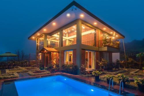 Mahabaleshwar Villa | Status Villa by StayVista - Valleys view, Traditional-modern blend interiors, Private plunge pool & Gazebo