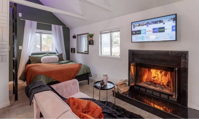 Arrowbear Lake Cabina | Stay and Play Hideaway w/ Hot Tub, Corn Hole and Pac-Man