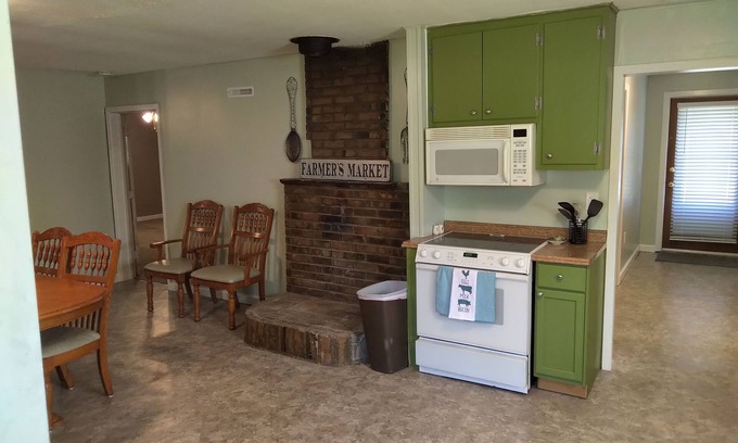 Johnson County Casa | Stay and play, home on private lake and acreage