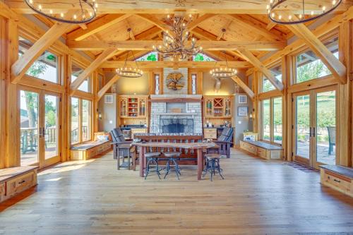 Excelsior Springs Casa | Stay and Sip Group Ranch at Shamrock Hills Vineyard