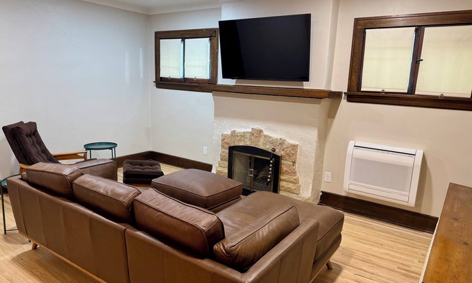 Macalester - Groveland Casa | Stay at Joan’s Place! Charming, updated 2-bedroom house in Mac Groveland
