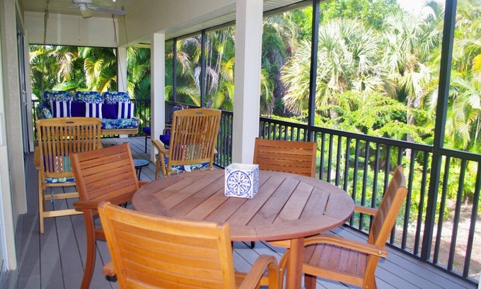 Sanibel Condominio | Hospitalidad sureña en Chez Shells! ¿Te encanta descascar, pasear por millas o ver el amanecer o el atardecer? Esta fabulosa casa de la piscina con elevador se encuentra a solo 71 metros de las prístinas playas de arena de azúcar.