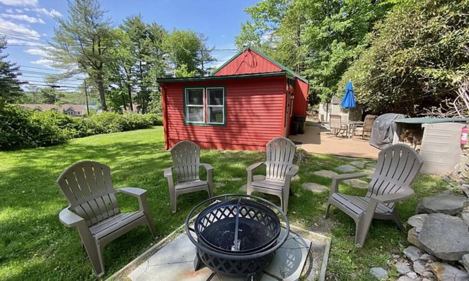 Greentown Cabaña | Stay at the Little Red Cottage and enjoy Lake Wallenpaupack in the Poconos.
