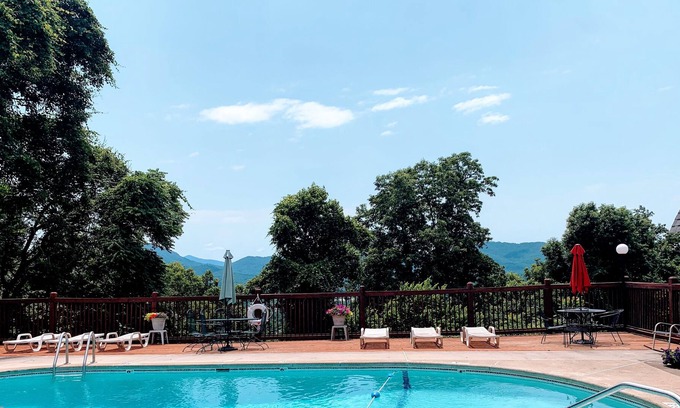 East End - Valley Street Condominio | Stay Awhile: Views + Pool + Downtown in 5