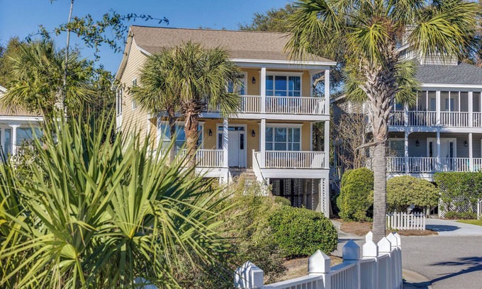 Pelican Bay Casa | 'Música de la playa' ~ Isla de las Palmas ~ Perfect Pelican Bay Home ~ Piscina ~ ¡A pasos de la playa! ~ Minutos de Charleston!