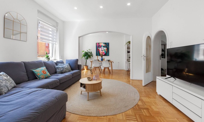Aschaffenburg Apartamento | Stay-COZY! City apartment with box-spring bed in the pedestrian zone incl. parking space