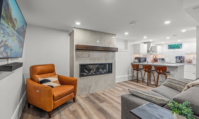 Vernon Apartamento | Stay Cozy. Play Wild. Welcome to Blue Spruce Den - Vernon.