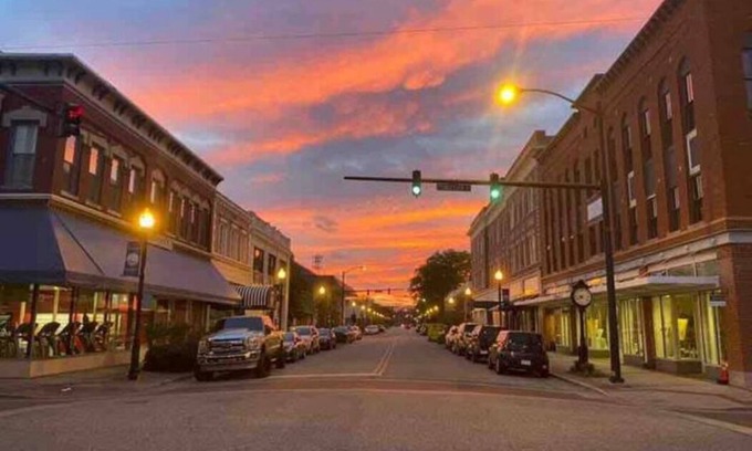 Elizabeth City Apartamento | Stay Downtown on Historic Main St.