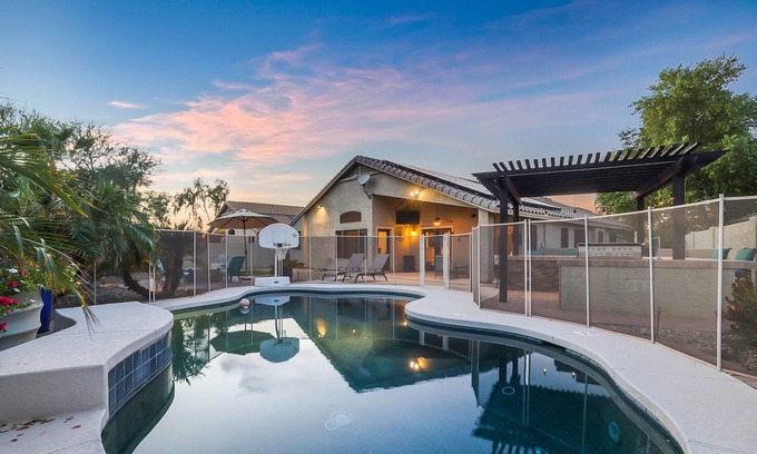 Canyon Trails Casa | Stay for Super Bowl! Cozy Cactus Retreat, Private Pool in Great Location!