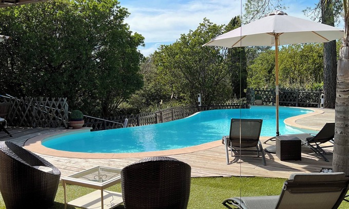 Bagnols-en-Foret Casa | Villa tranquila con piscina infinita, spa y gran piscina.