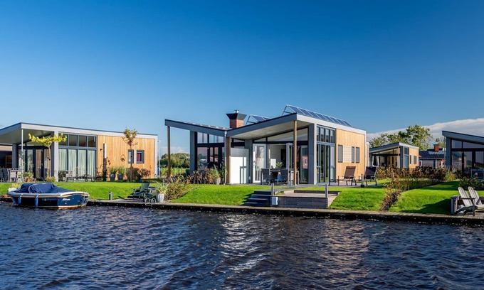 Akkrum Casa | Stay in our compact Knilles 4 lodge with its own jetty.