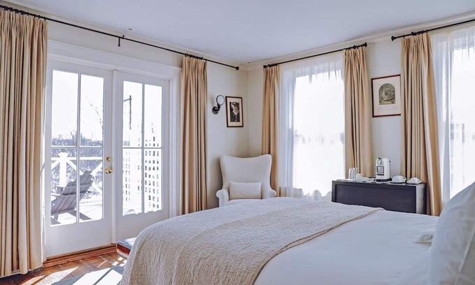 Milford Casa | Stay in Style: Historic Milford Stay with Onsite Restaurant! Downtown Location
