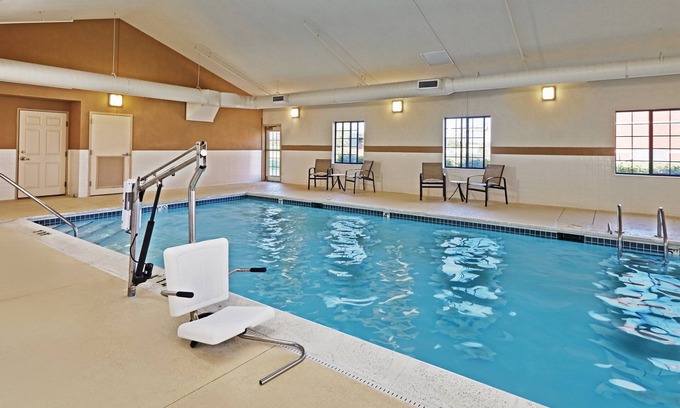 Glenview Condominio | Centro de negocios las 24 horas + piscina cubierta climatizada | En el distrito comercial "The Glen"