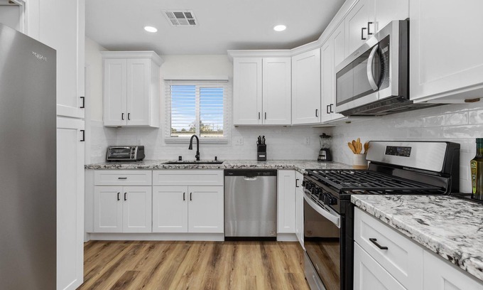 Riviera - Westchester Casa | Stay in this Downtown Cottage