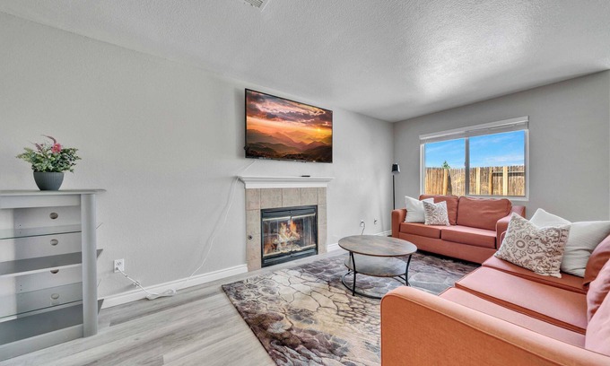 Victorville Casa | Stay Longer with Flexibility｜Family & Pets Approved｜Lush Backyard #42111