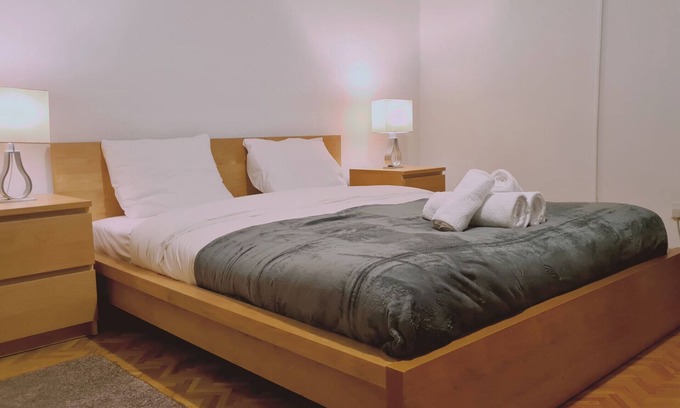 City Centre Chalet De Esquí | STAY Mythos Down Town House