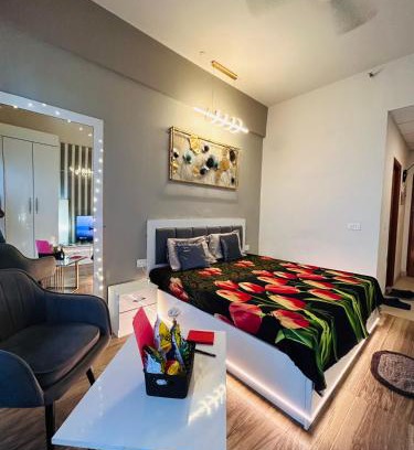 Greater Noida Apartamento | Stay near Expo mart -Modern loft overlooking the city
