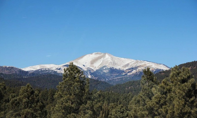 Ruidoso Condominio | Stay on top of Camelot Mountain in this delightful 2BDR condo. Sleeps six!