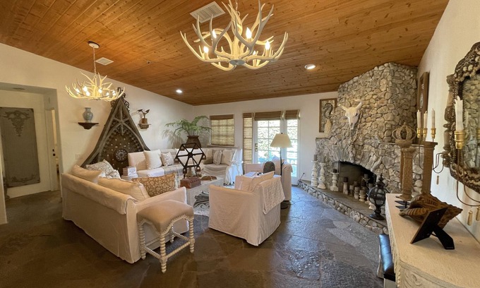 Cathedral City Cove Casa | Stay PALM and Carry on! Pool, Hot tub, and Firepit 30-day minimum stay.
