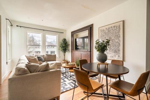 Uptown Apartamento | Stay Portland - Historically Renovated 3BR steps from NW 23rd