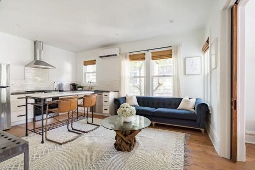 Uptown Apartamento | Stay Portland - The Câlin Suite - Posh Local Boutiques & Eateries