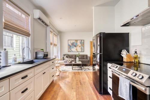 Uptown Apartamento | Stay Portland - The Etourdissante Suite - Forest Park & Local Eats