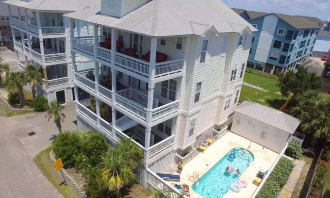 North Carolina Coast Condominio | Stay Salty Villa *Pool is OPEN* Walk to Beach