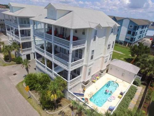 North Carolina Coast Apartamento | Stay Salty Villa with views of canal and short walk to beach