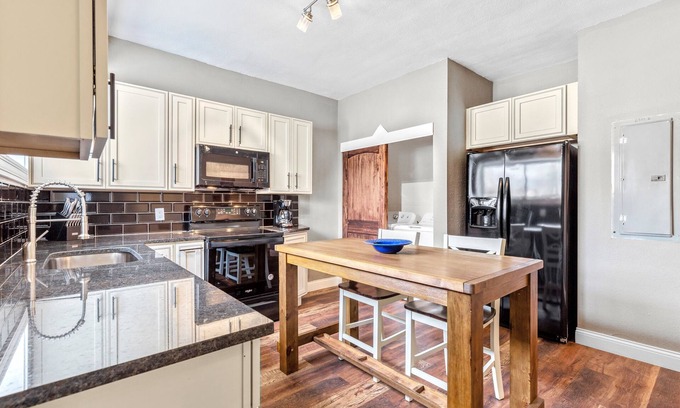 St. Louis Apartamento | Stay STL-Spacious 3BR-Off Street Parking-Pets-W/D