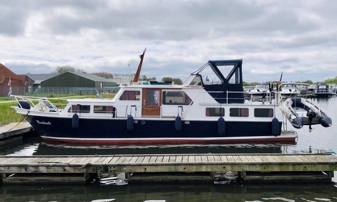 Vechelde Alquiler De Eote | Stay with Maritime Flair on a Vintage Yacht