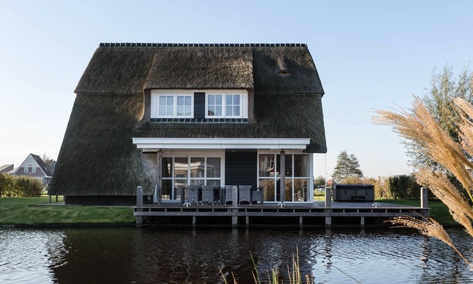 Delfstrahuizen Villa | Villa junto al Agua con Sauna en Países Bajos