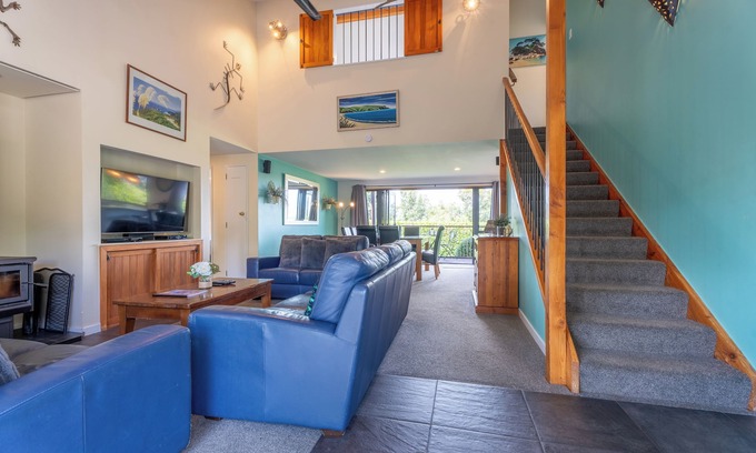 Hanmer Springs Casa | Stay7A: 4BR Modern Comfort, Sky TV, Views – Walk to Village & Pools