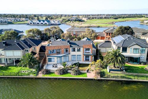Sanctuary Lakes Casa | StayAU 6BR Deluxe Lakeview House Point Cook