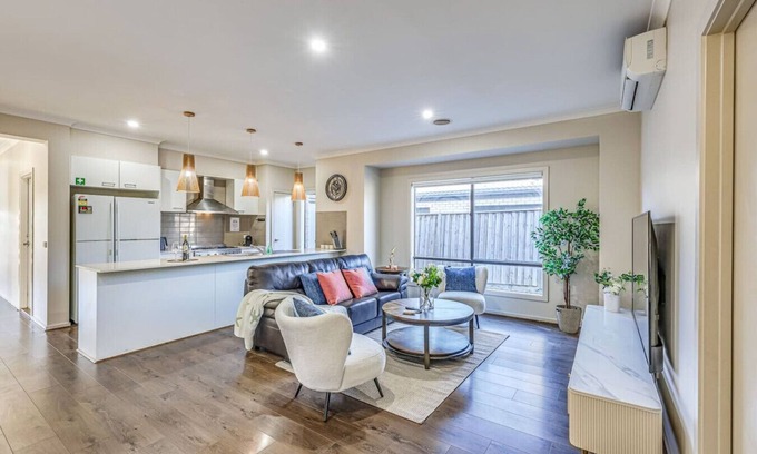 Pakenham Casa | StayAU Pakenham 5 BRM Hidden Oasis Pet-friendly