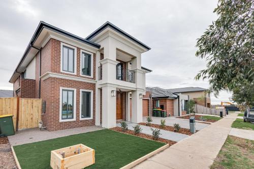 Mambourin Casa | StayAU Spacious 6BR House with Pool Table Urban Home