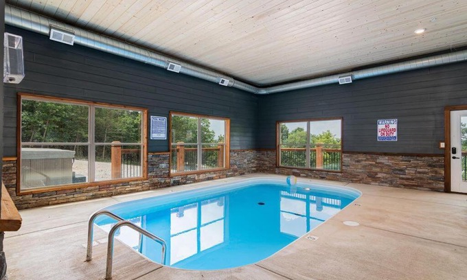 Table Rock Cabina | Staycation Lodge with Indoor Pool and Basketball Court