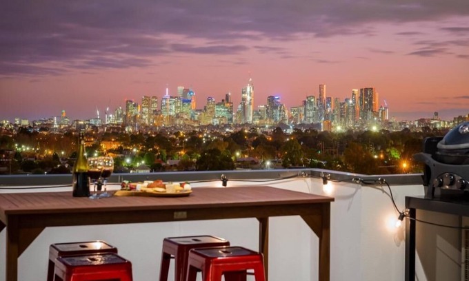 Northcote Apartamento | StayCentral - Northcote Townhouse with Study - Campbell Grove, Northcote - 2 Bedrooms, 3 Beds, 2 Bathrooms, 1 secure undercover parking spot.