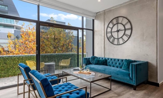 Prahran Apartamento | StayCentral - Prahran Penthouse - Mount St, Prahran - 2 Bedrooms, 2 Beds, 2 Bathrooms, 1 secure parking spot and a permit for street parking.