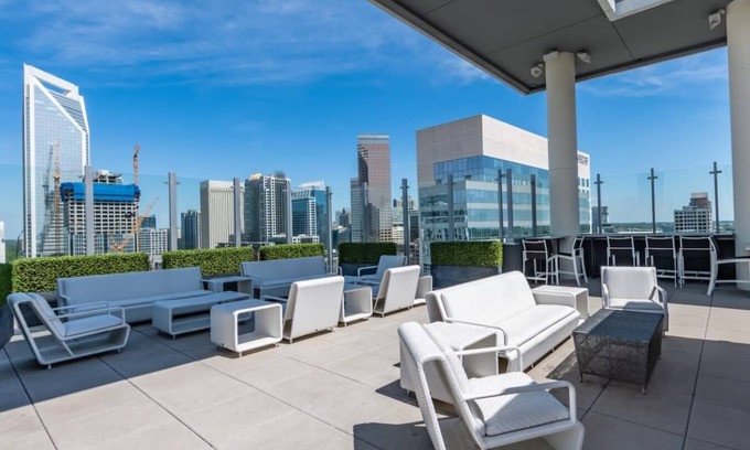 Second Ward Condominio | StaysByWalker 3BR Lux Uptown | Spa/Gym/KingBed
