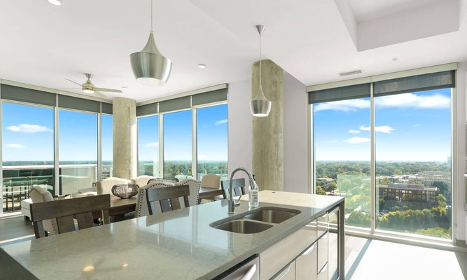 Second Ward Condominio | StaysByWalker 3BR Lux Uptown | Spa/Gym/KingBed