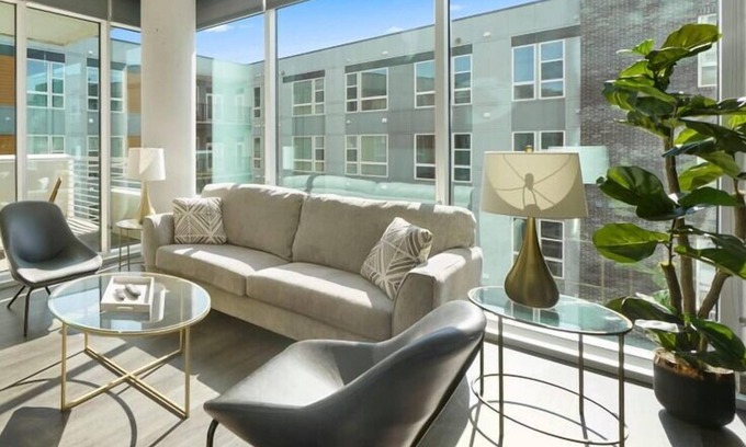 Second Ward Condominio | StaysByWalker 3BR - Spa/Gym/KingBed/Parking