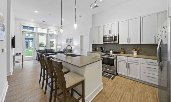 Second Ward Condominio | StaysByWalker Uptown 2BR KingBeds/Gym/Parking/Desk