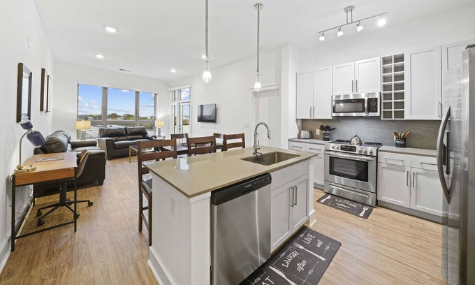 Second Ward Condominio | StaysByWalker Uptown 3BR KingBeds/Gym/Parking/Desk
